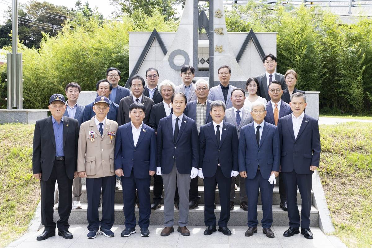 충혼탑 참배