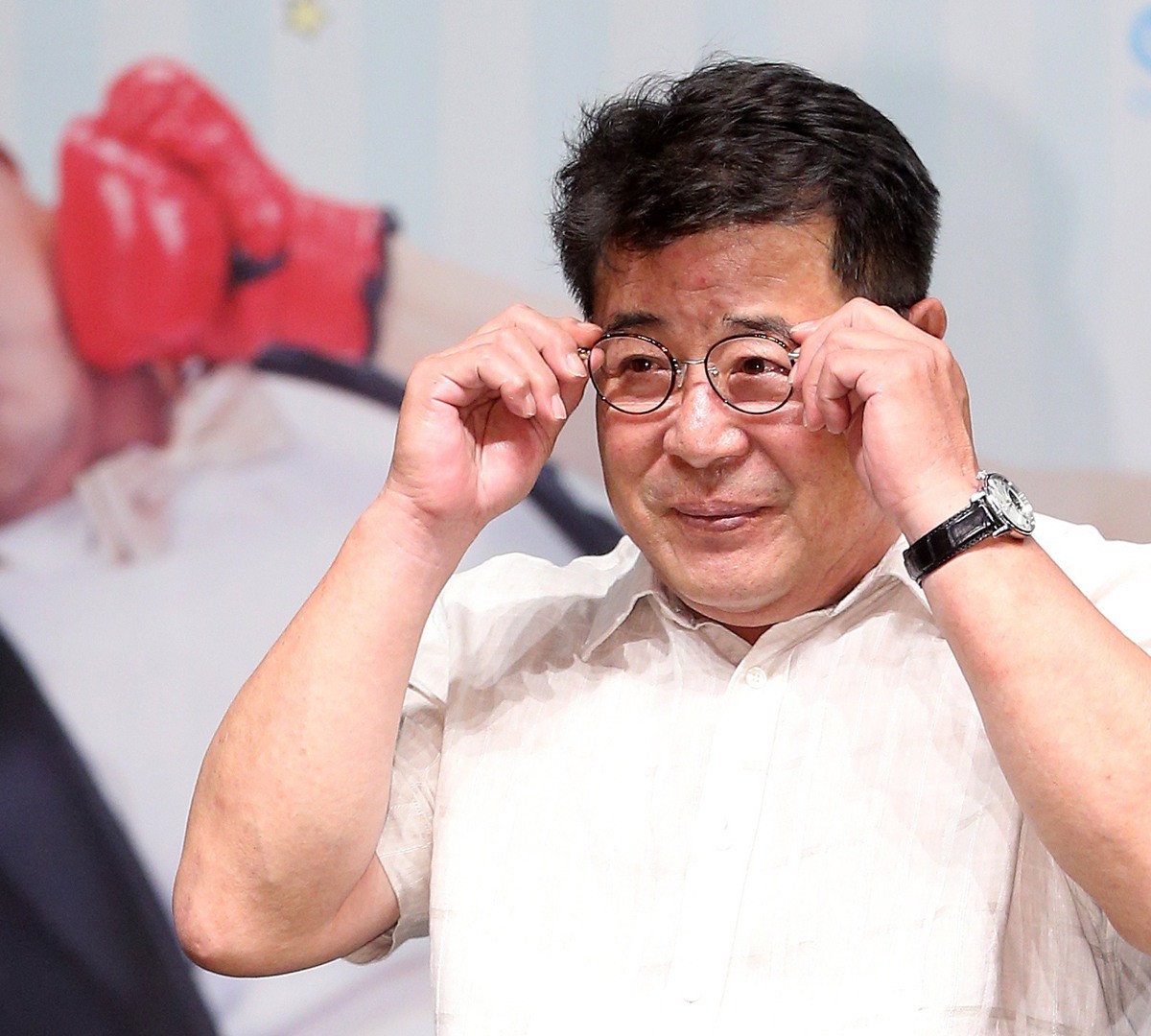 배우 백일섭 모습. 기사 이해를 돕기 위한 자료 사진. 백일섭의 사진을 20여 년간 제품 홍보에 무단으로 사용한 부산의 한 주방용품 업체가 백일섭에게 1억 원을 배상해야 한다는 판결이 나왔다. 16일 연합뉴스 보도 등에 따르면 부산지법 서부지원 민사 5단독 문현정 판사는 백일섭이 주방 기물 제조·판매업체를 상대로 제기한 손해배상 소송에서 '피고는 원고에게 1억 원을 지급하라'라고 판결했다. 문 판사는 백일섭이 주장한 '퍼블리시티권'을 독립된 재산권으로 인정하지는 않았지만 그의 초상권을 침해한 불법행위라고 판단했다. / 뉴스1