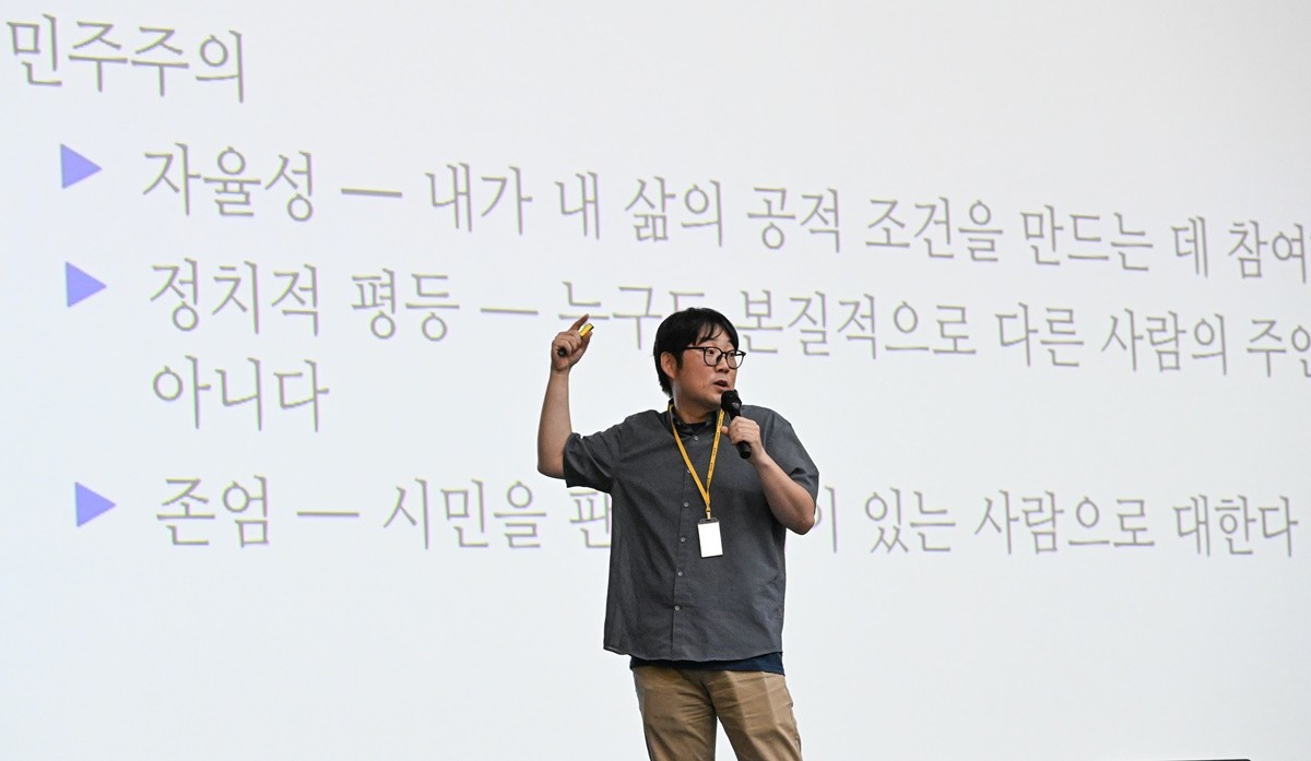 해군항공사령부가 강명훈 포항공과대학교 인문사회과학부 교수를 초빙해 강연을 열고 있다. / 이하 부대 제공