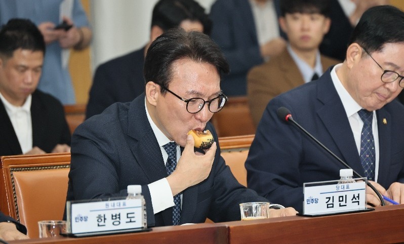 더불어민주당 한병도 원내대표가 16일 대전시청에서 열린 대전시-더불어민주당 예산정책협의회에서 대전시가 준비한 빵을 맛보고 있다./사진=김지연 기자