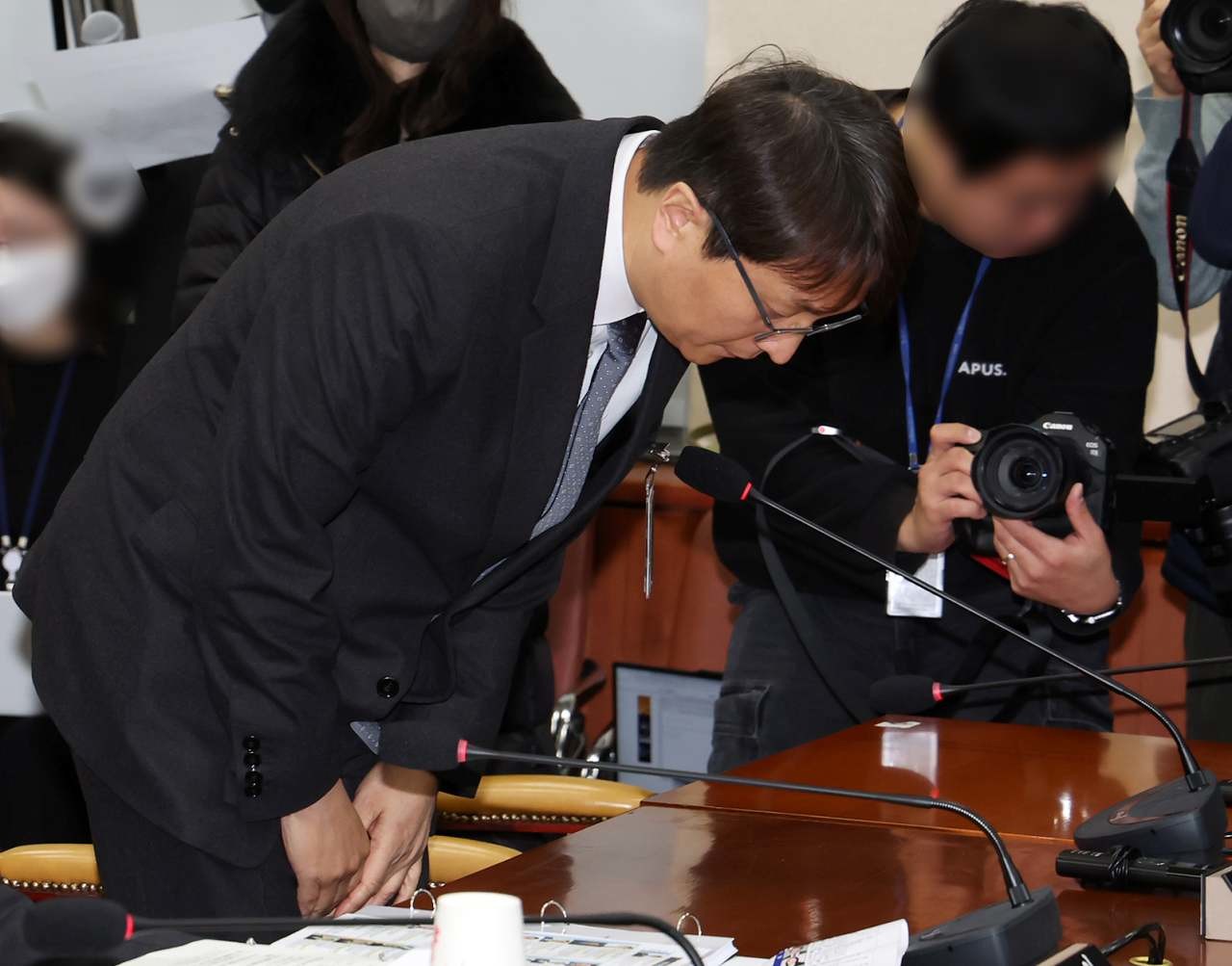 박대준 전 쿠팡 대표이사가 지난해 12월 30일 서울 여의도 국회에서 열린 제430회국회(임시회) 쿠팡 침해사고 및 개인정보 유출, 불공정 거래, 노동환경 실태 파악과 재발방지 대책 마련을 위한 연석 청문회에 출석해 인사하고 있다. / 뉴스1