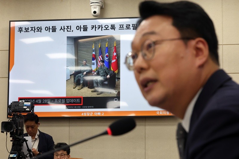 사진을 공개하며 질의하는 천하람 개혁신당 의원 / 뉴스1