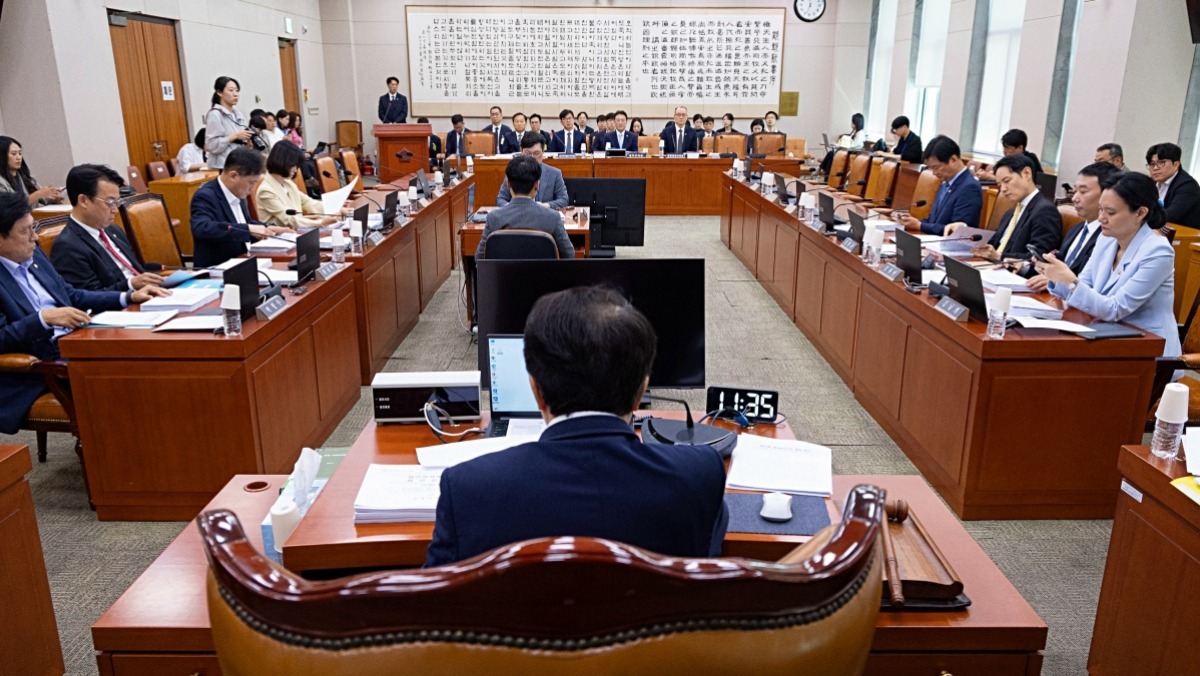 “뭔 상관” “끼어들지마”…민주당 의원들끼리 소리 지르고 충돌하는 사건 터졌다