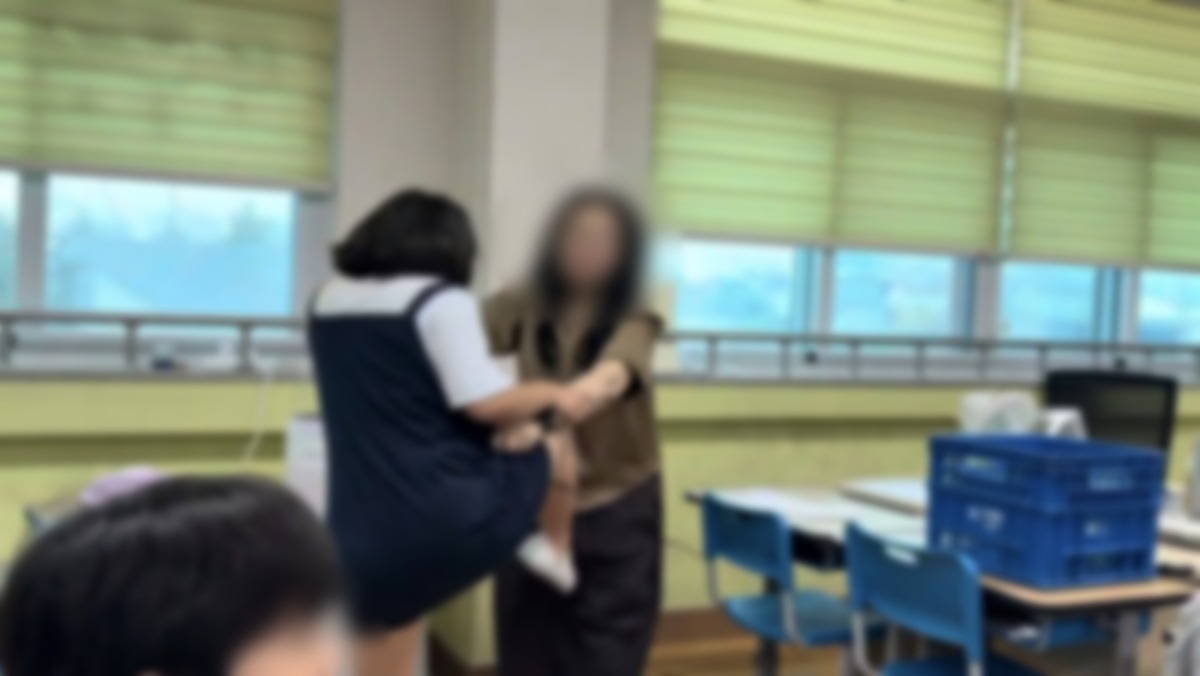 60대 교사 머리채 잡고 폭행한 초등생… 오히려 학부모가 학교 측을 '고소'했다