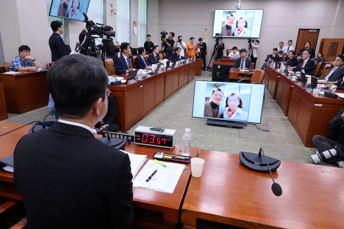 김승원 법무부 장관 후보자가 15일 서울 여의도 국회 법제사법위원회에서 열린 인사청문회에서 신약 청탁 브로커로 지목된 양 모 씨와 함께 찍은 셀카에 대한 답변을 하고 있다 / 뉴스1