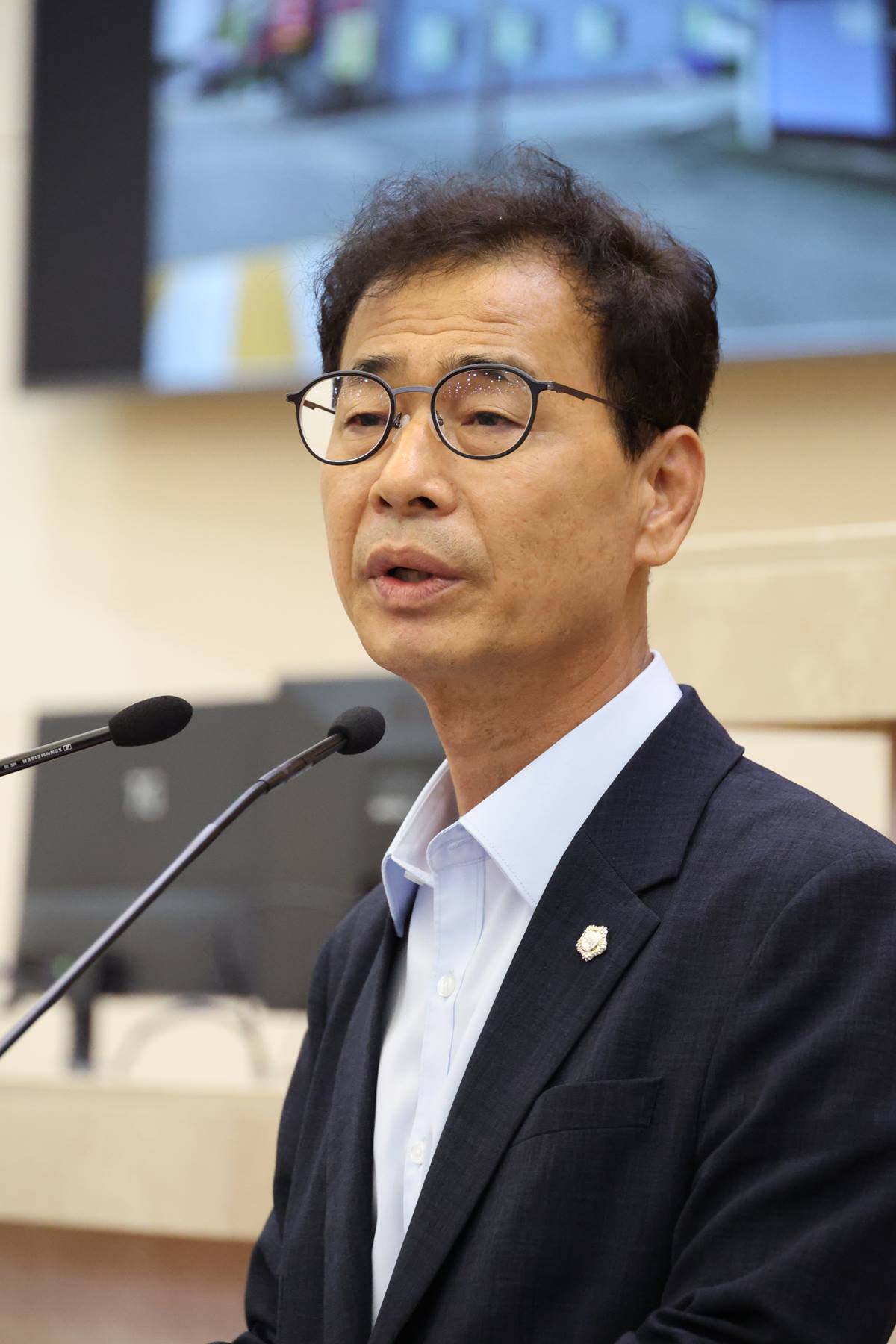 한전, 전신주 무단설치 및 고무줄식 이설비용 논란