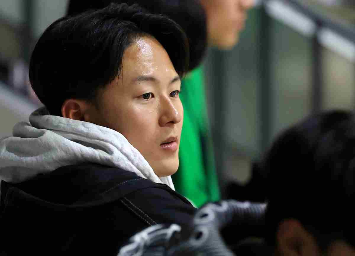 2024년 경기 수원시 장안구 수원실내체육관에서 열린 프로배구 ‘도드람 2023~2024 V리그’ 여자부 챔피언결정전 1차전 흥국생명과 현대건설의 경기, K리그1 수원FC의 이승우가 경기장을 찾아 관전하고 있다. / 뉴스1