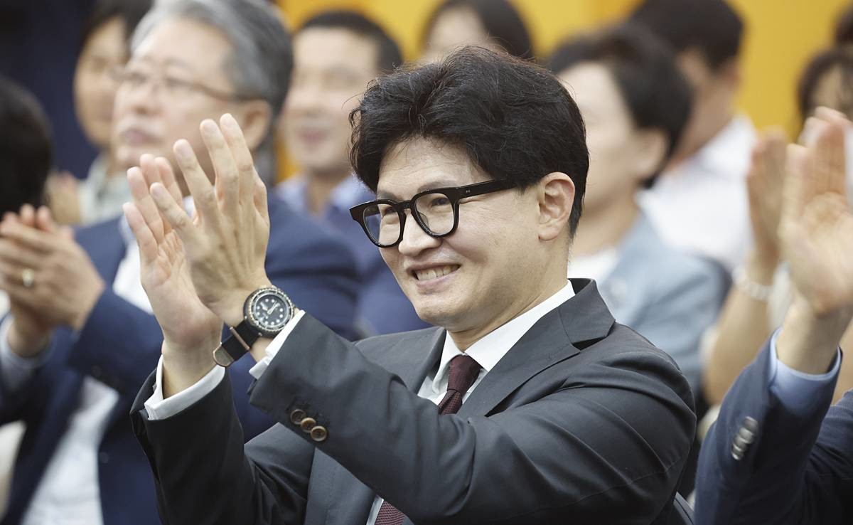 한동훈 무소속 의원이 지난 2일 전남광주통합특별시 서구 홀리데이인 호텔에서 열린 김화진 국민의힘 전남광주통합특별시당 위원장 취임식에 참석해 환하게 박수를 치고 있다 / 뉴스1