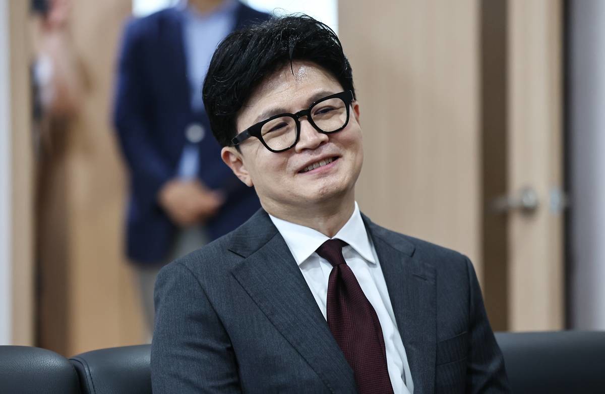 한동훈 의원이 지난 7월 22일 서울 동작구 김영삼대통령기념재단을 방문해 김현철 재단 이사장과 대화를 나누고 있다 / 뉴스1