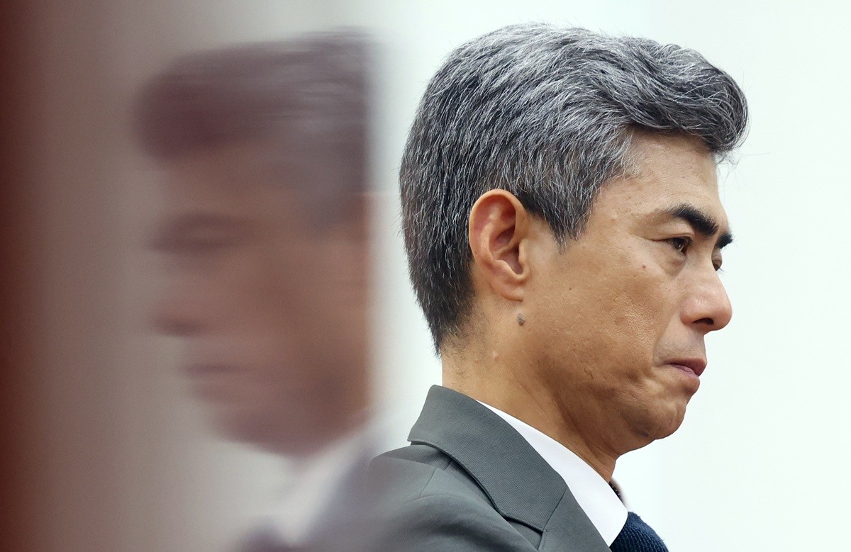 강신철 국방부 장관 후보자가 서울 여의도 국회 국방위원회에서 열린 인사청문회에서 생각에 잠겨 있다. 기사 이해를 돕기 위한 자료 사진. 강신철 후보자는 이날 인사청문회에서 본인과 가족을 둘러싼 부동산 의혹에 대해 '국민의 눈높이에 미치지 못한 점에 진심으로 송구스럽다'라면서도 불법 행위는 없었다고 강조했다. 강신철 후보자는 '국방장관 후보자로서 청문회에서 부동산 관련 이야기가 나오게 된 것에 대해 국민 여러분께 송구하게 생각한다'라며 이렇게 밝혔다. / 뉴스1