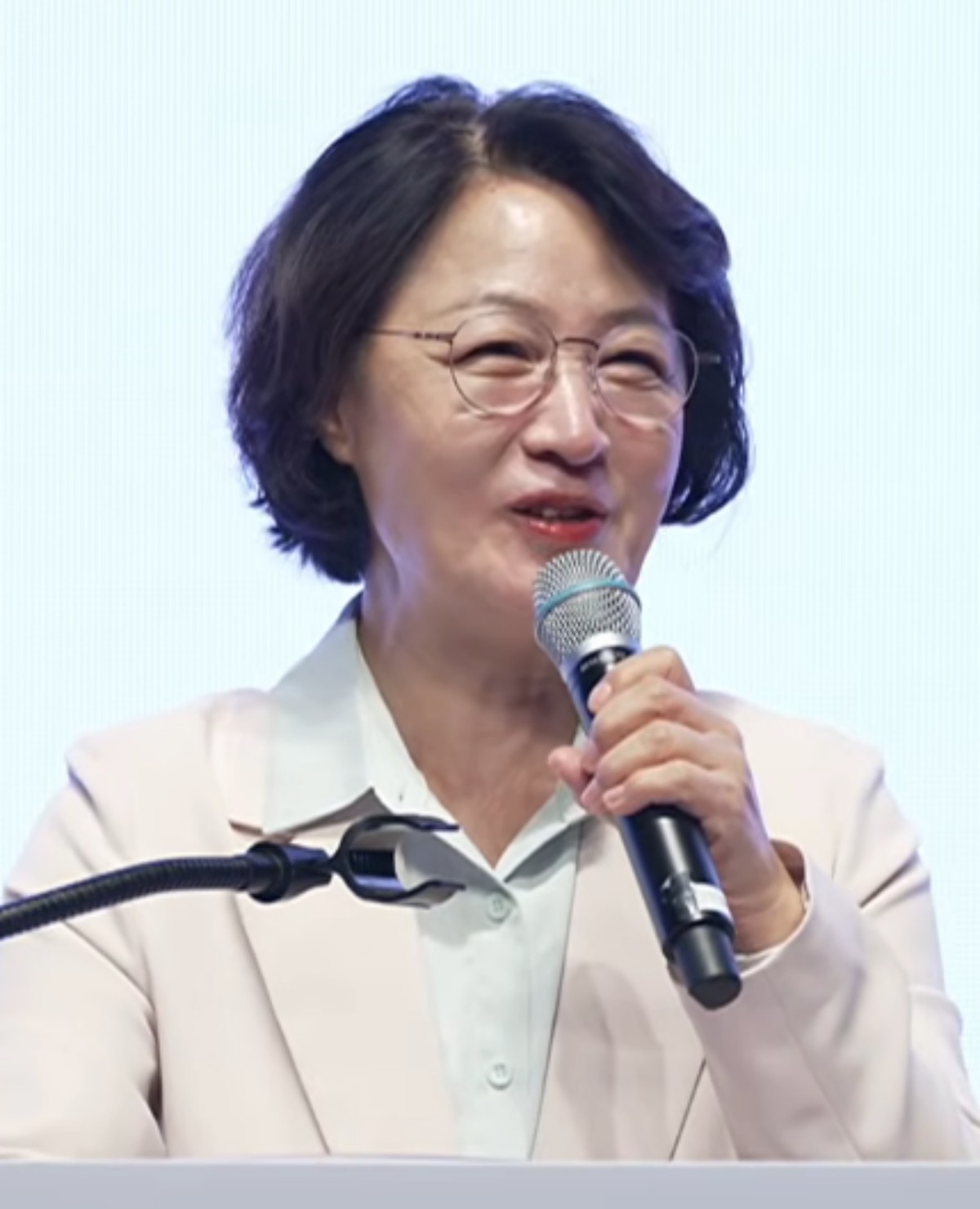 지난 15일 경기도청 다산홀에서 열린 경기 부동산 콘퍼런스에서의 추미애 지사. / 유튜브 '경기도청'