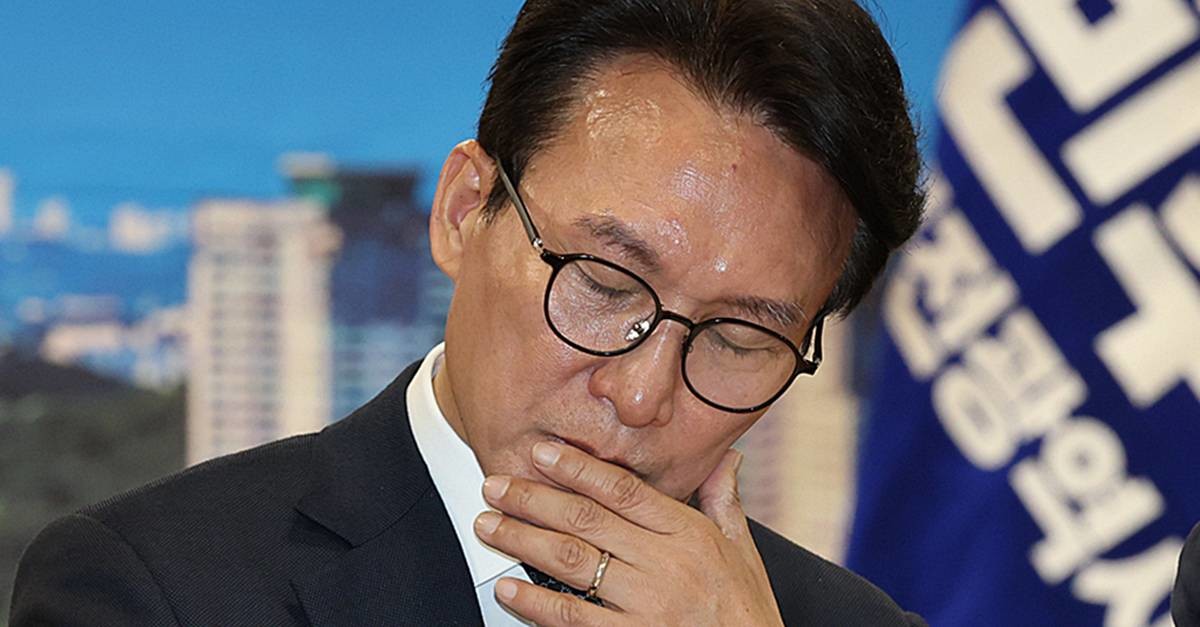 김민석 더불어민주당 대표가 전날 대전시청에서 열린 대전 최고위원회의에서 생각에 잠겨 있다 / 뉴스1