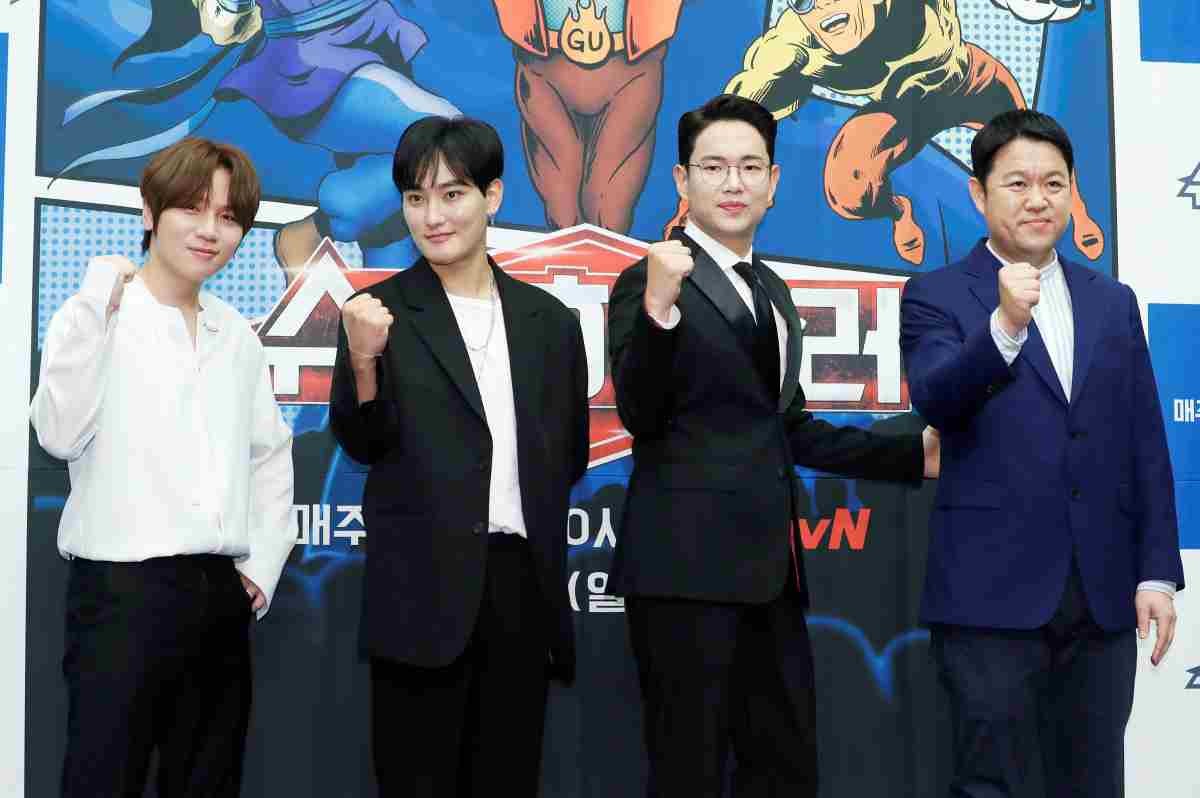 케이윌(왼쪽부터), 강타, 장성규, 김구라가 2019년 서울 마포구 상암동 스탠포드호텔에서 열린 tvN 예능프로그램 '슈퍼히어러' 제작발표회에 참석해 포즈를 취하고 있다. / 뉴스1