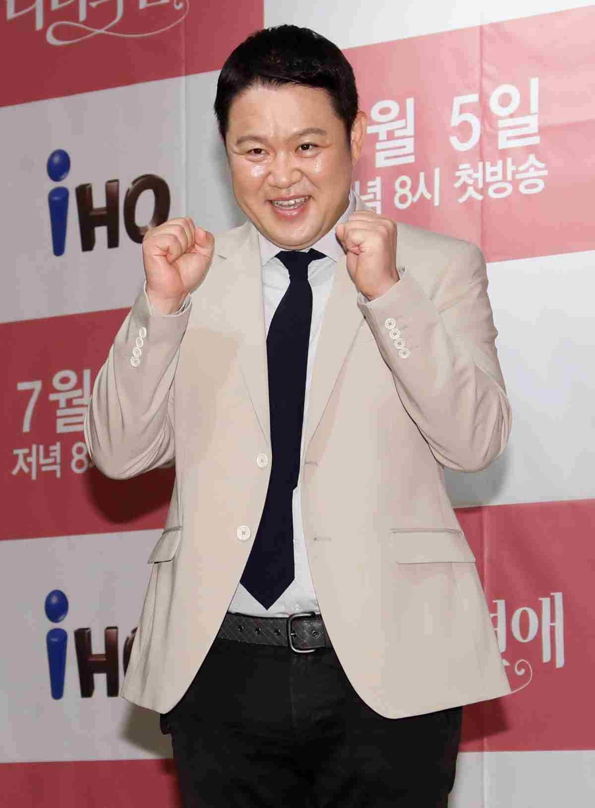 방송인 김구라가 2021년 서울 중구 소공동 웨스틴조선호텔에서 열린 채널 IHQ 첫 예능 프로그램 '리더의 연애' 제작 발표회에 참석해 포즈를 취하고 있다. / 뉴스1