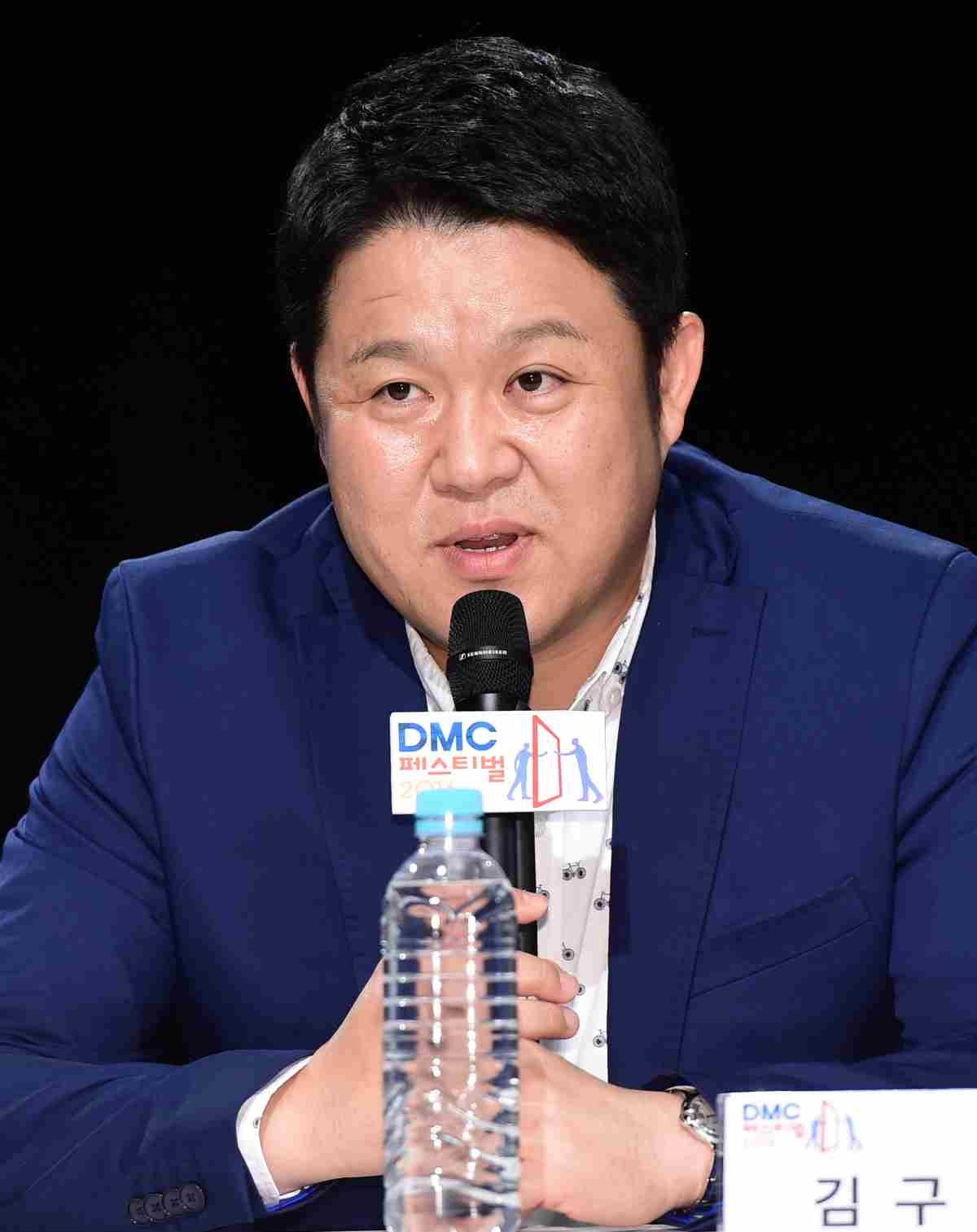 방송인 김구라가 2016년 서울 상암 MBC 골든마우스홀에서 열린 'DMC 페스티벌 2016' 미디어데이에 참석해 인사말을 하고 있다. / 뉴스1