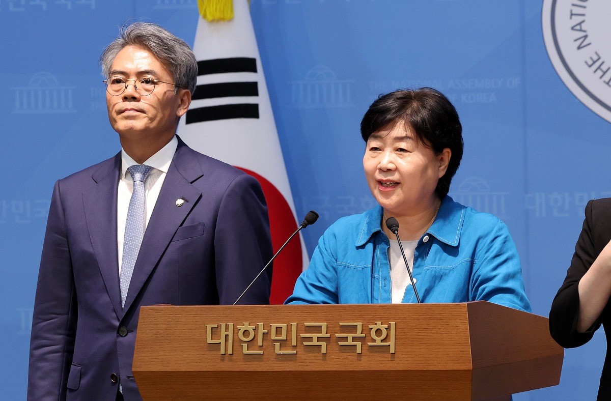 서영교 국회 법제사법위원회 위원장(오른쪽)이 16일 오후 서울 여의도 국회 소통관에서 김승원 법무장관 후보자 관련 기자회견을 하고 있다. 이날 국회 법제사법위원회 소속 더불어민주당 의원들은 “인사청문회를 통해 김승원 법무부 장관 후보자가 법무행정을 이끌 적임자임을 확인했다”고 밝혔다. / 뉴스1