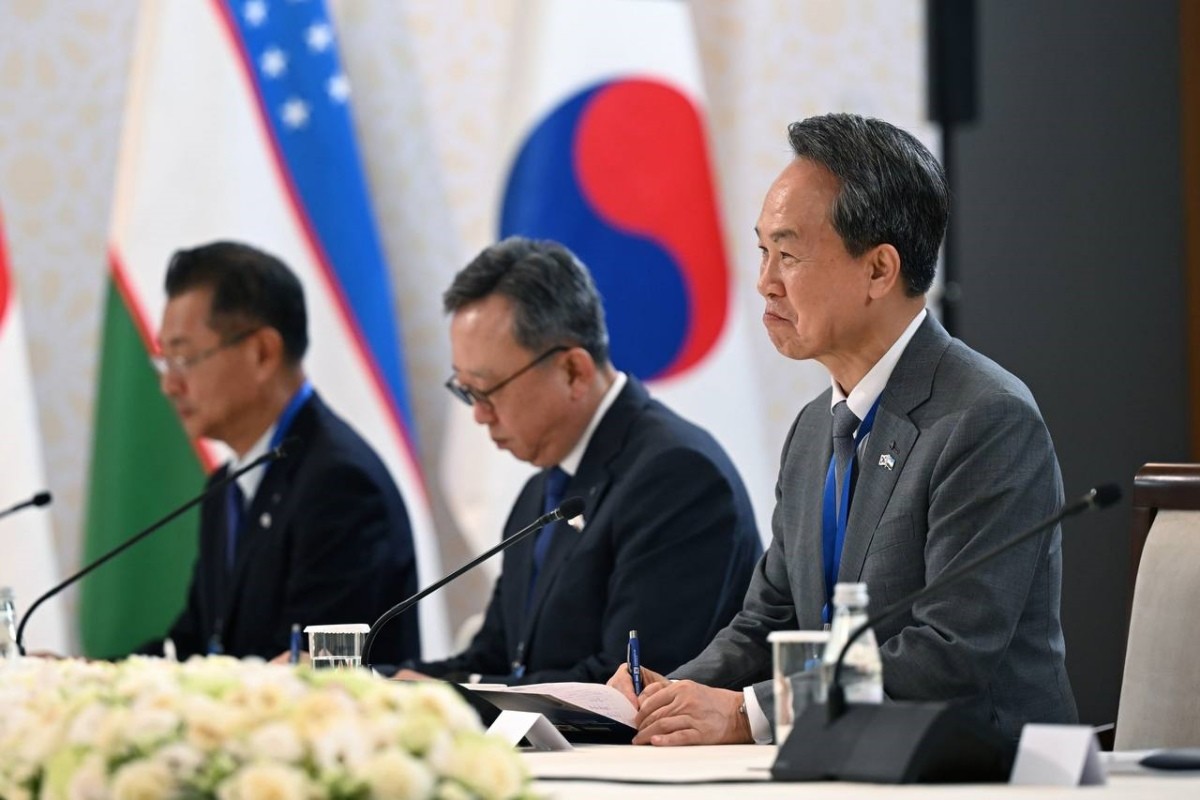 15일 개최된 우즈베키스탄 투자산업무역부와의 비즈니스 라운드테이블에서 (사진 오른쪽)진옥동 신한금융그룹 회장과 (사진 가운데)정상혁 신한은행장이 면담을 진행하고 있다.