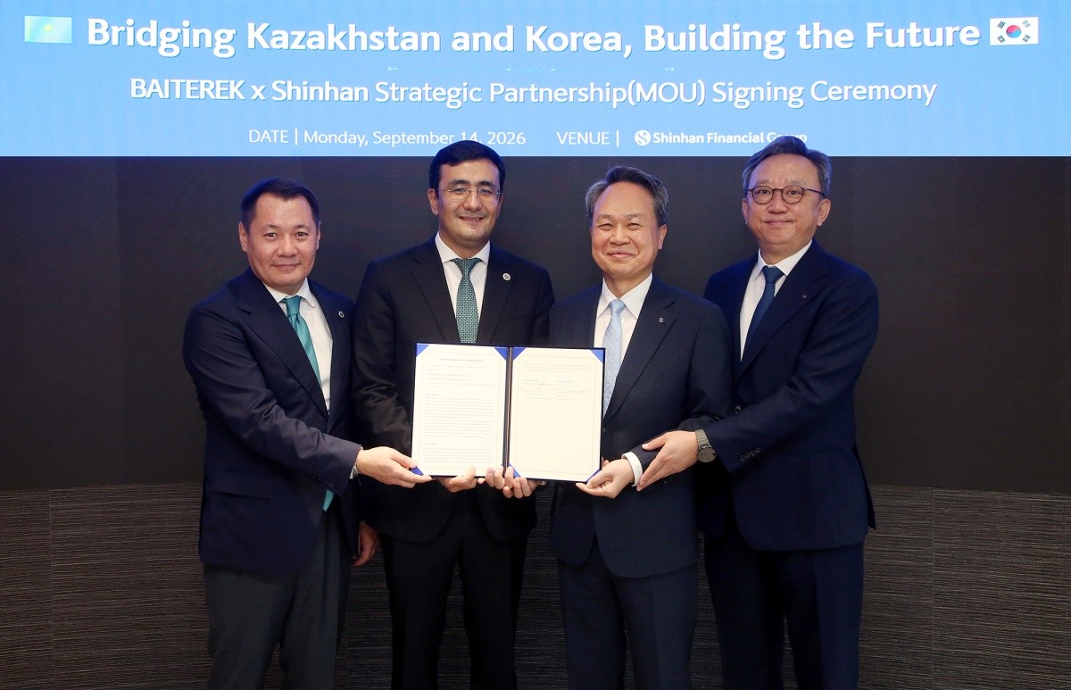 14일 개최된 카자흐스탄 바이테렉과의 MOU 행사에서 (사진 왼쪽부터)파르하트 사르세케예프 다무 대표이사, 루스탐 카라고이신 바이테렉 회장, 진옥동 신한금융그룹 회장, 정상혁 신한은행장이 기념촬영을 하고 있다.