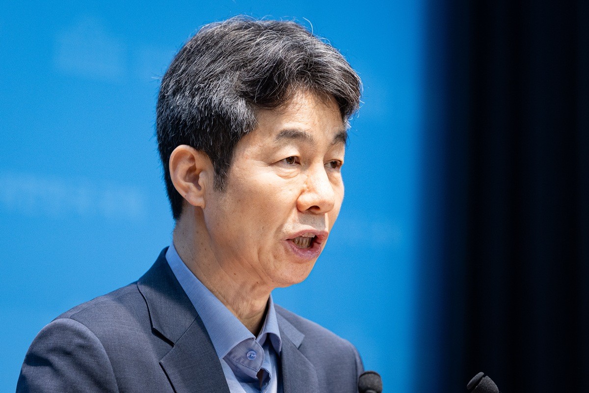 윤건영 더불어민주당 의원. 기사 이해를 돕기 위한 자료 사진. 윤건영 의원은 이재명 대통령의 지지율 하락과 관련해 '(민심) 이반 현상이 심각하다'라며 우려를 나타났다. 윤건영 의원은 17일 오전 MBC 라디오 '김종배의 시선집중' 인터뷰에서 '지금의 지지율 하락 추세는 그 폭과 속도가 굉장히 세다'라며 이렇게 평가했다. 윤 의원은 '(지지율이) 어느 정도 버티는 계기가 있어야 하는데 속절없이 무너지는 상황'이라며 '지방선거 결과 어쩌면 경고의 예고편이라고 말했는데 본편이 너무 빨리 왔다'라고 말했다. / 뉴스1