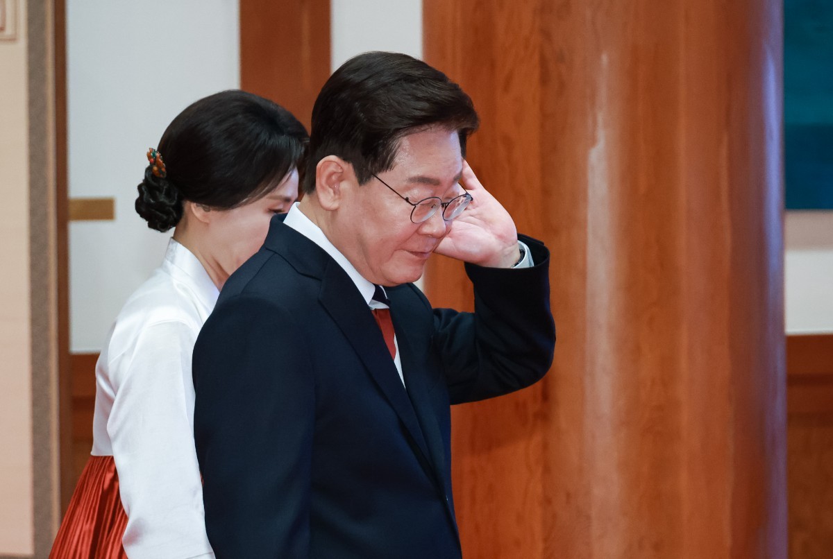 이재명 대통령이 지난 16일 청와대에서 사디르 자파로프 키르기스스탄 대통령을 영접하기 위해 이동하고 있는 모습 / 뉴스1