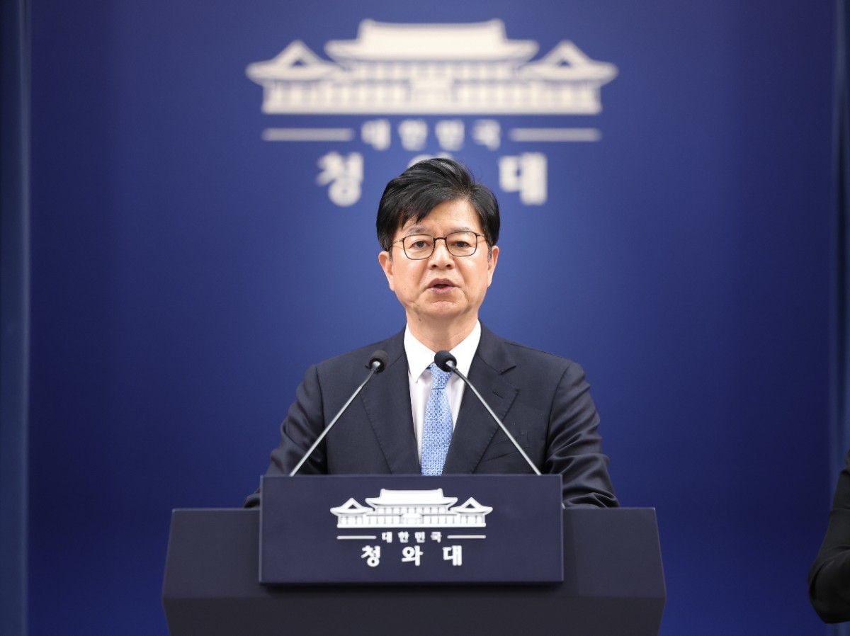 성기홍 홍보소통수석이 지난 15일 청와대 춘추관에서 이재명 대통령 기자회견 일정 관련 브리핑을 하고 있는 모습 / 뉴스1