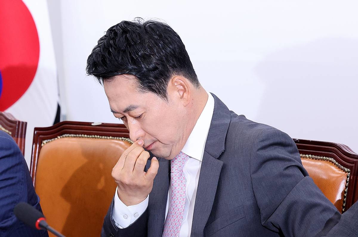 장동혁 국민의힘 대표가 17일 서울 여의도 국회에서 열린 최고위원회의에서 생각에 잠겨 있다 / 뉴스1
