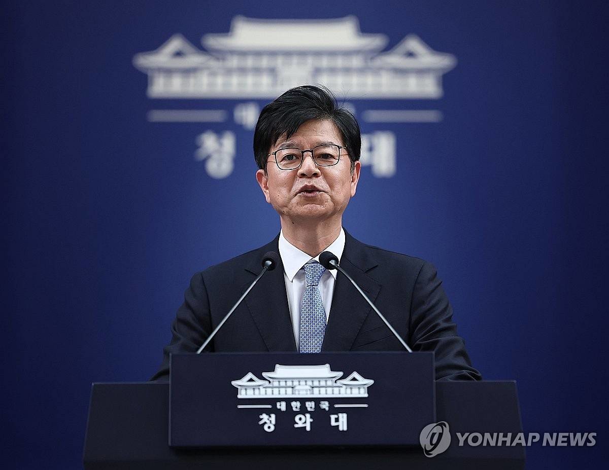 성기홍 홍보수석이 지난 15일 청와대 춘추관에서 이재명 대통령 기자회견 관련 브리핑을 하고 있다. 청와대는 이재명 대통령이 18일 청와대 영빈관에서 취임 후 7번째 기자회견을 한다고 밝혔다 / 연합뉴스