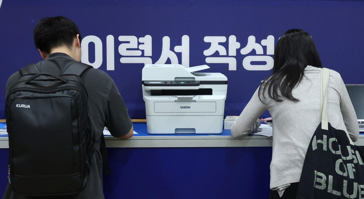 일자리페스티벌을 찾은 구직자들이 이력서를 작성하고 있다. 기사의 이해를 돕기 위한 사진 / 뉴스1
