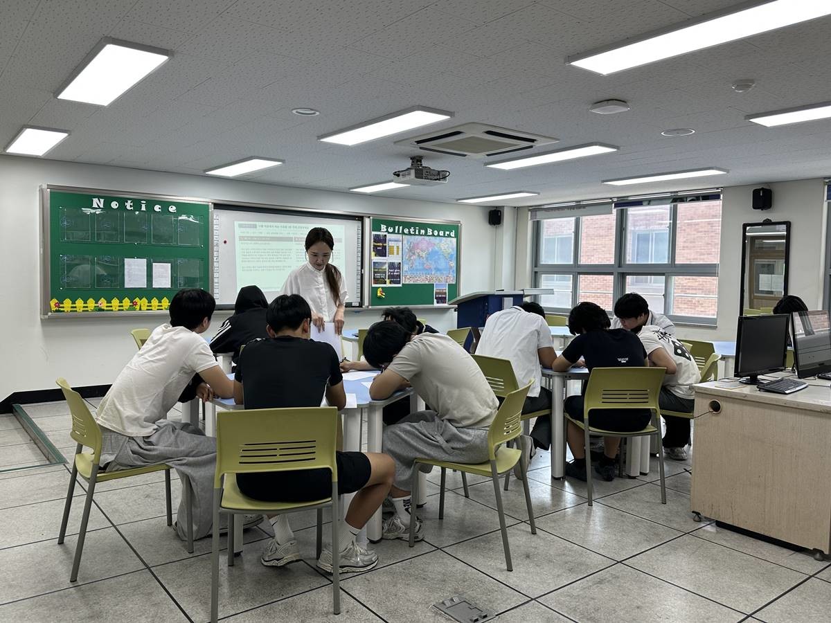 대구스마트고등학교 3학년 학생들이 계명문화대 대학일자리플러스센터의 맞춤형 최종면접 코칭 프로그램에 참여하고 있다 / 계명문화대