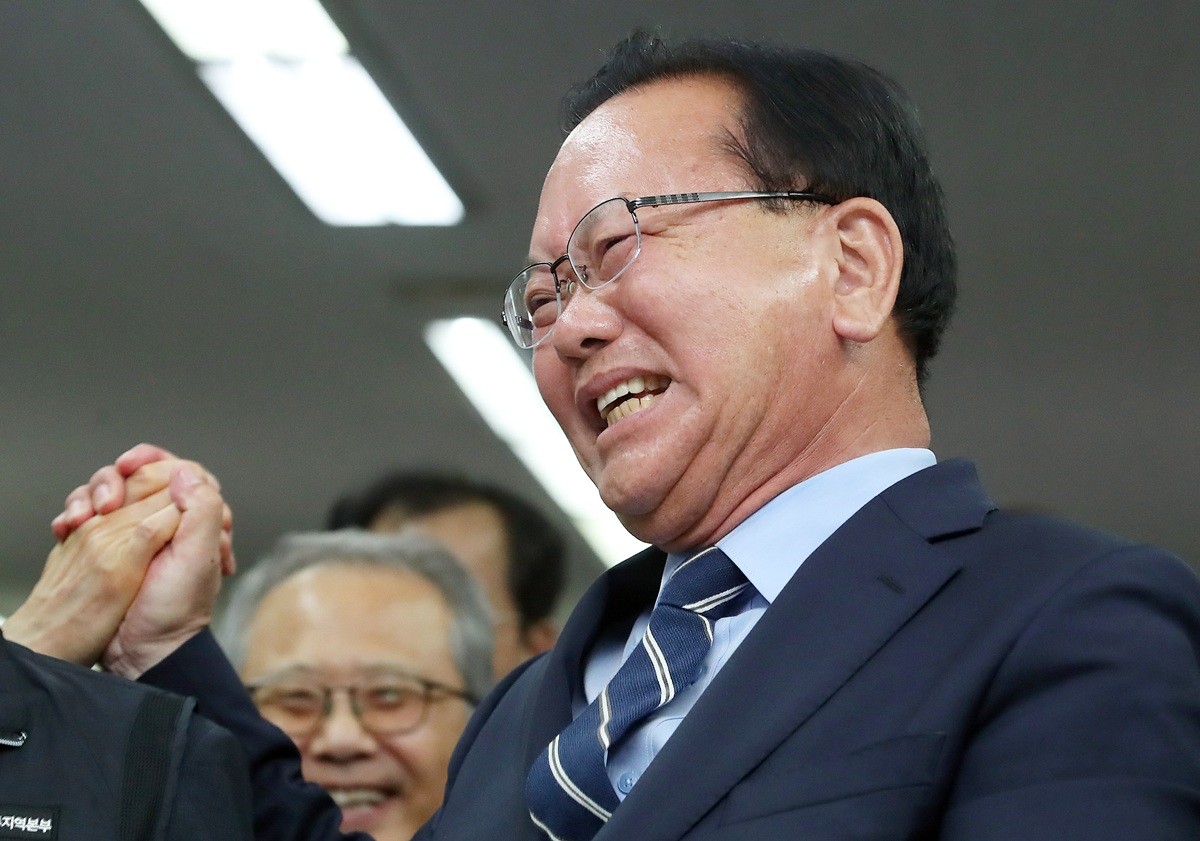 김부겸 전 국무총리. 기사 이해를 돕기 위한 자료 사진. 김부겸 전 국무총리는 '여러 정황을 보니 대통령 주변에 민심의 경고를 직언하는 통로가 막혀 있지는 않은지 점검해야 할 것 같다'라고 밝혔다. 김 전 총리는 지난 16일 공개된 경향신문 인터뷰에서 '자신을 지지하지 않는 국민도 아우르는 포용의 리더십이 필요하다'라며 이렇게 말했다. / 뉴스1
