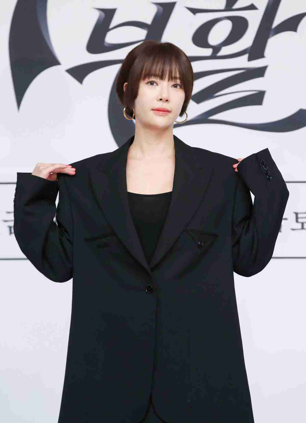 배우 황정음이 2024년 서울 목동 SBS 사옥에서 열린 새 금토 드라마 '7인의 부활' 제작발표회에서 포즈를 취하고 있다. 한편 '7인의 부활'은 리셋된 복수의 판, 다시 태어난 7인의 처절하고도 강력한 공조를 그린 작품이다. / 뉴스1