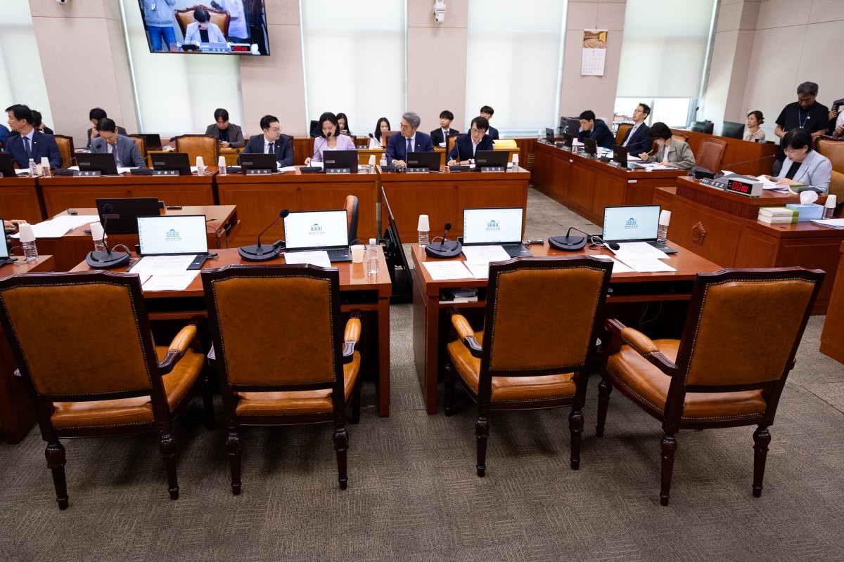17일 서울 여의도 국회에서 열린 제439회 국회(정기회) 법제사법위원회 제5차 전체회의 회의장에 국민의힘 위원석이 비어 있다. 법제사법위원회는 이날 여당 주도로 김승원 법무부 장관 후보자 인사청문경과보고서를 채택했다. 국민의힘 위원들은 이에 반발해 퇴장했다 / 뉴스1