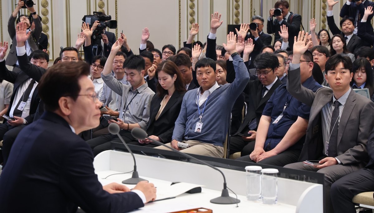 이재명 대통령이 지난 6월 청와대 영빈관에서 열린 취임 1주년 기자회견에서 기자들의 질문을 받고 있다. / 뉴스1