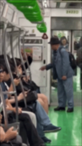 서울 지하철 2호선 교통약자석에서 노인과 젊은 여성이 몸싸움을 벌이는 모습. / X 캡처
