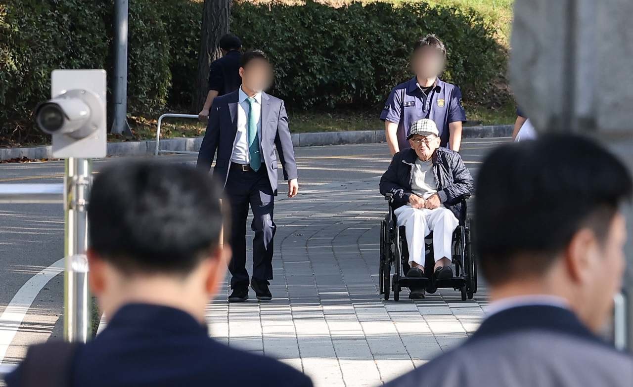 신도들을 국민의힘에 집단 입당하도록 지시한 혐의로 구속기소 된 이만희 신천지예수교증거장막성전(신천지) 총회장이 17일 경기 의왕시 서울구치소에서 구속집행 정지로 일시 석방되고 있다. / 뉴스1