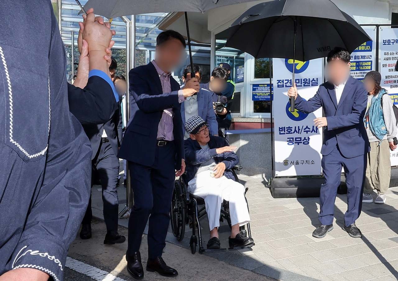 신도들을 국민의힘에 집단 입당하도록 지시한 혐의로 구속기소 된 이만희 신천지예수교증거장막성전(신천지) 총회장이 17일 경기 의왕시 서울구치소에서 구속집행 정지로 일시 석방되고 있다. / 뉴스1