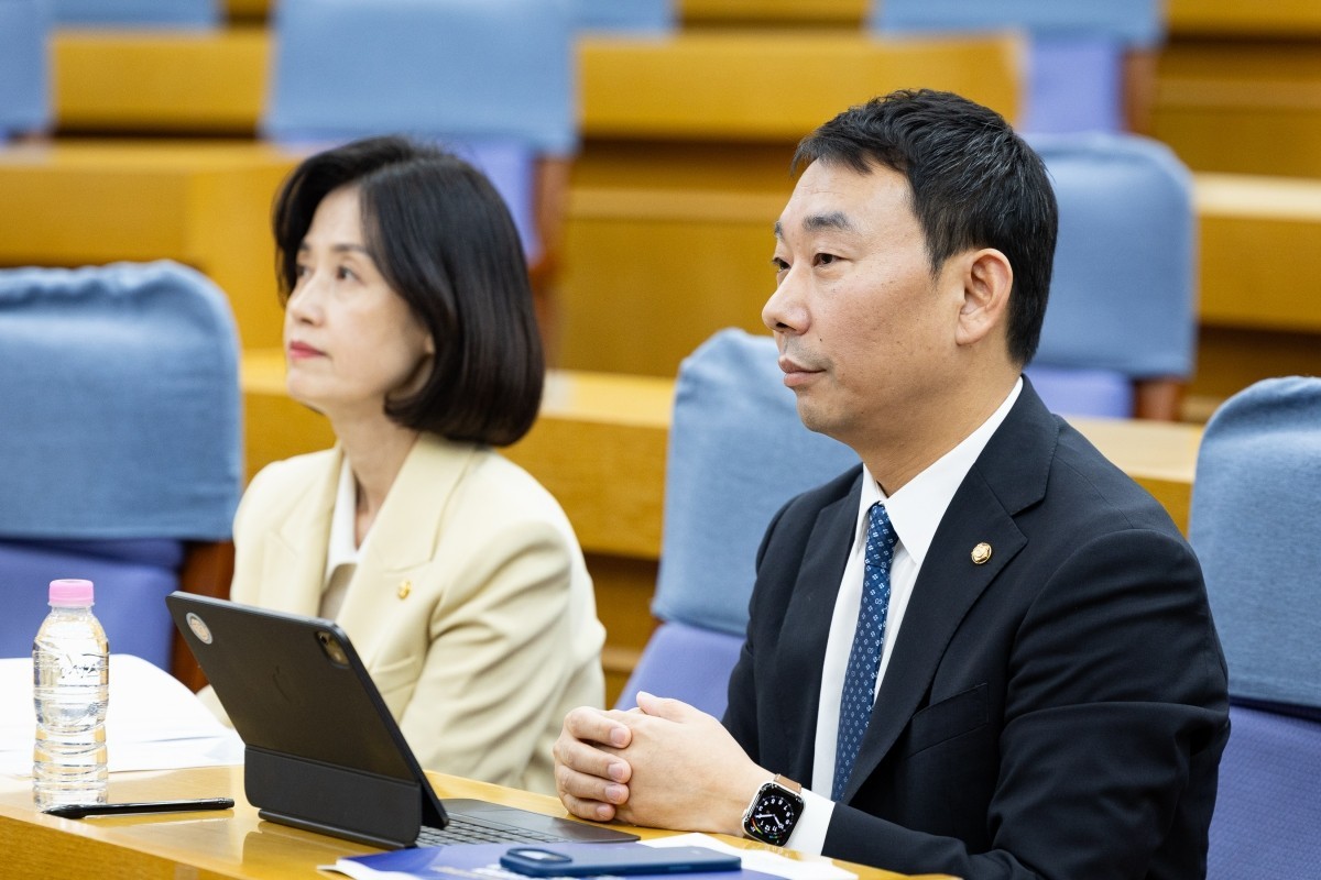 더불어민주당 김용민(오른쪽), 조국혁신당 박은정 의원이 지난 16일 서울 여의도 국회 의원회관에서 열린 '불가역적 검찰개혁! 공소청 직제안과 수사준칙 대토론회'에 참석해 자리하고 있다. / 뉴스1