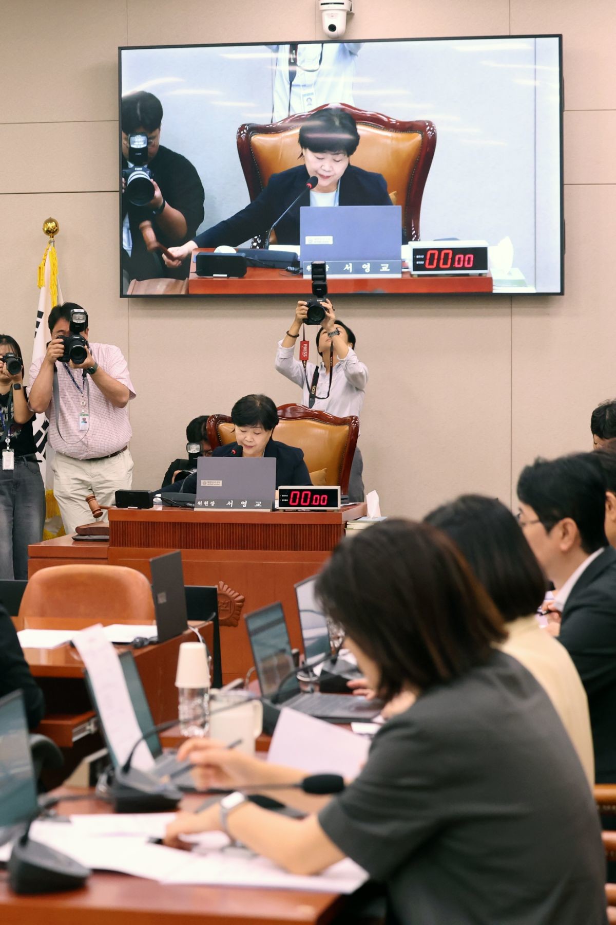 서영교 법사위원장이 지난 16일 오후 서울 여의도 국회에서 열린 법제사법위원회 전체회의에서 의사봉을 두드리고 있다. / 뉴스1