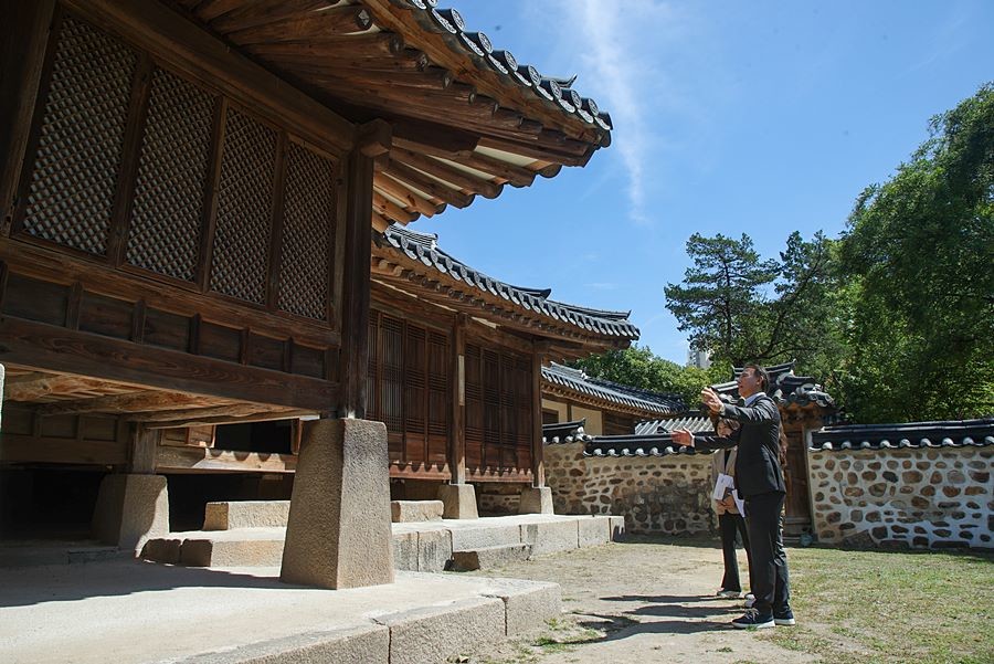 최현덕 시장이 평내동 현장시장실 일정으로 궁집을 찾아 개방·운영 현황과 문화유산 활용 방안을 살펴보고 있다