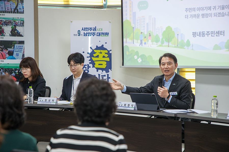 최현덕 시장이 평내동 ‘시장 좀 만납시다’에서 주민의 의견을 듣고 이야기를 나누고 있다