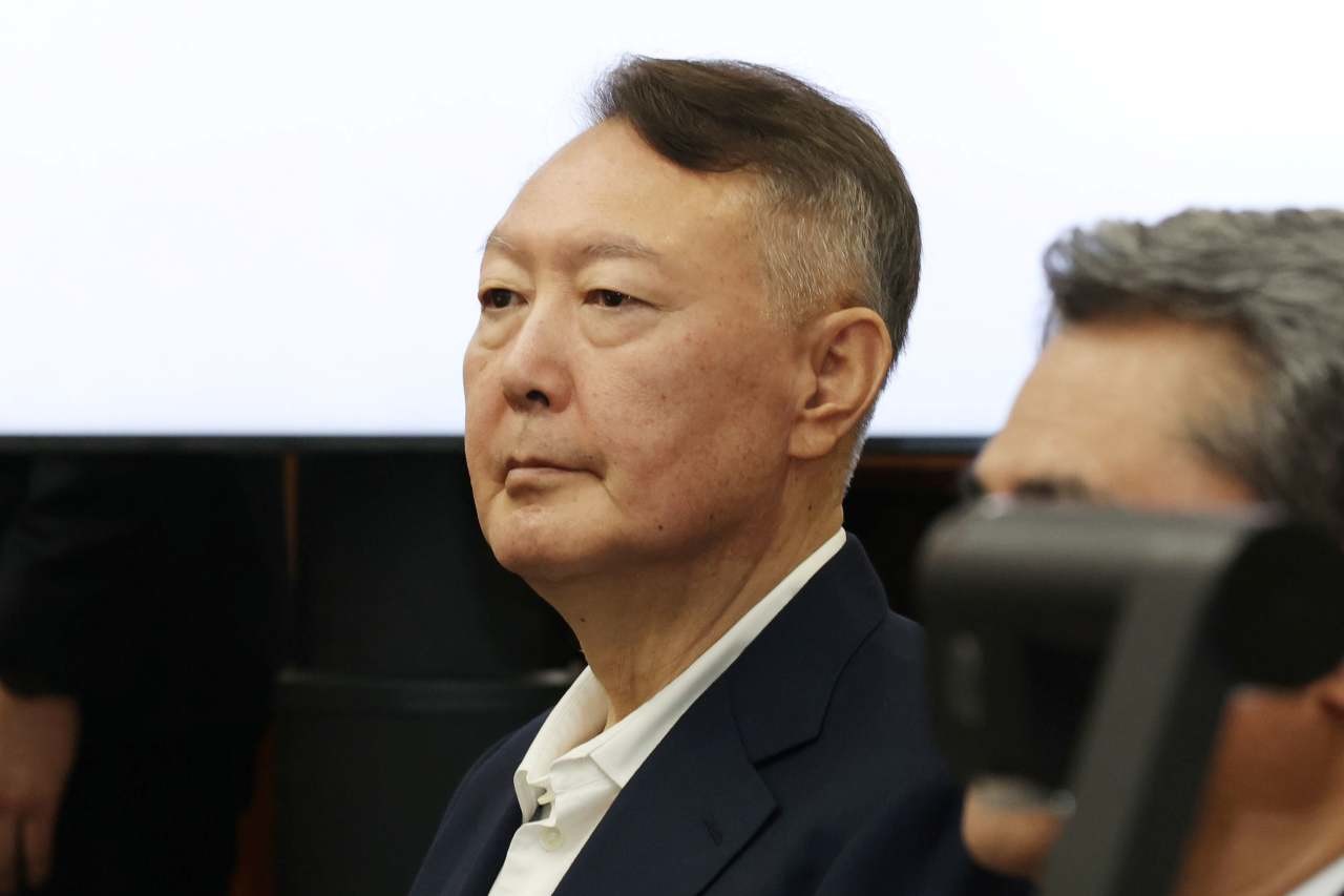 윤석열 전 대통령이 지난해 9월 26일 서울 서초동 서울중앙지법에서 열린 특수공무집행방해 혐의 재판에 출석해 자리하고 있다. / 뉴스1