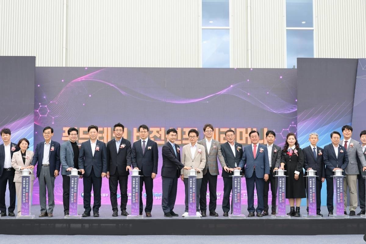 17일 포항에서 열린 ‘식품로봇·외식 분야 푸드테크연구지원센터 준공식’ 기념촬영