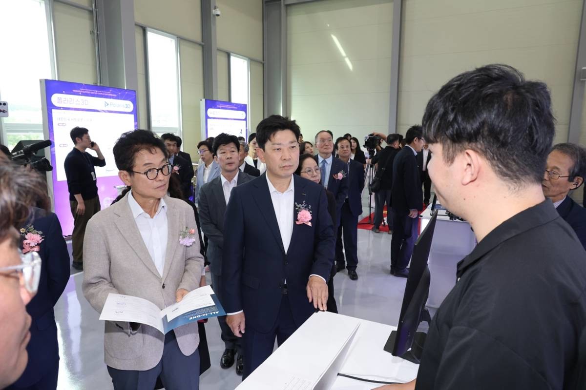 ‘식품로봇·외식 분야 푸드테크연구지원센터 준공식’에 참석, 내부를 둘러보고 있는 이철우 경북도지사(왼쪽)와 박용선 포항시장/이하 포항시