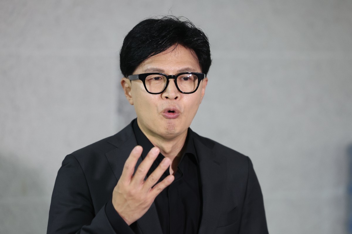 한동훈 무소속 의원이 지난 15일 오후 서울 여의도 국회 의원회관에서 김승원 법무부 장관 후보자와 김민석 더불어민주당 대표 등과 관련한 현안 브리핑을 하고 있는 모습 / 뉴스1