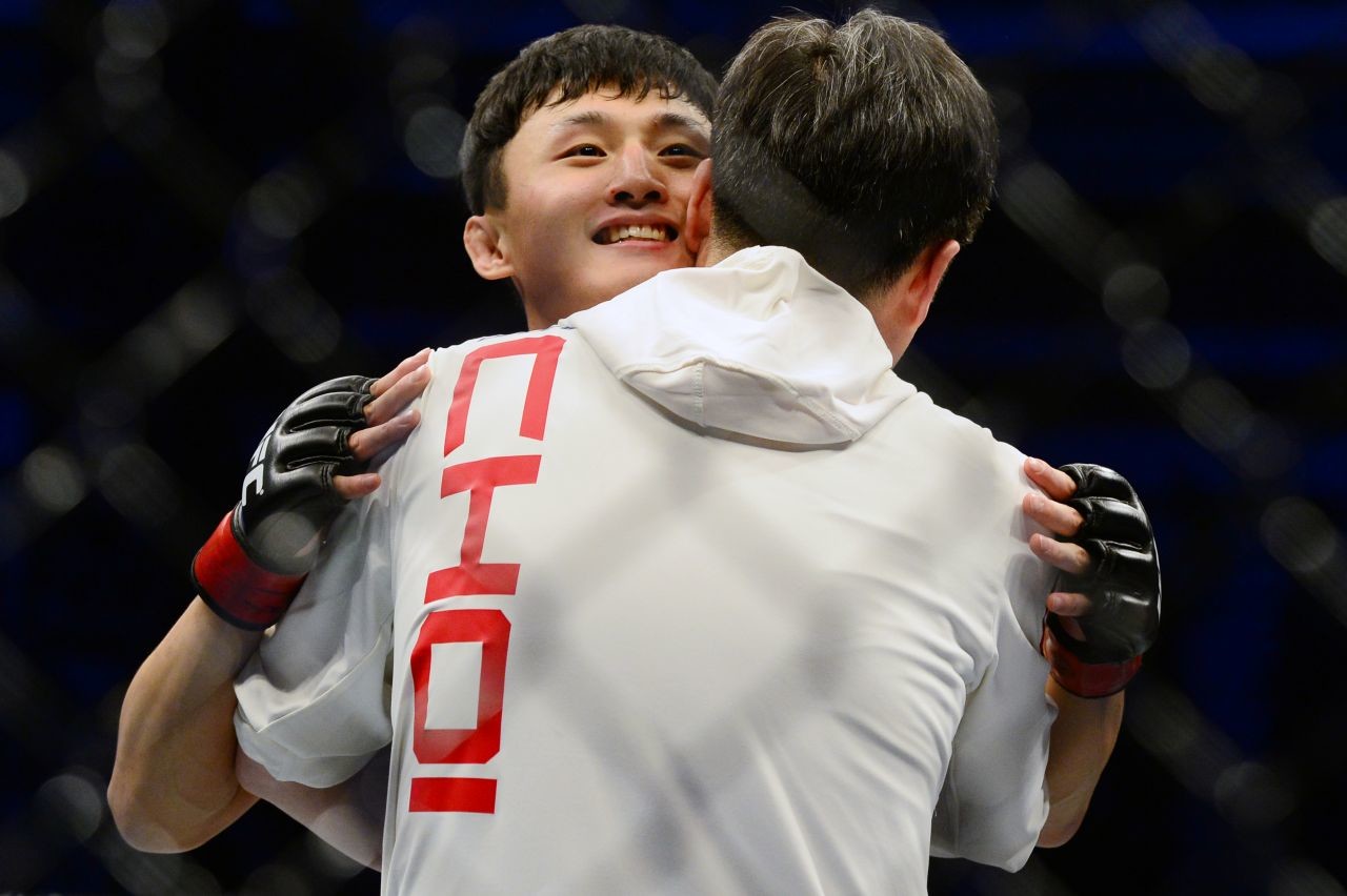 최두호가 2015년 11월 28일 오후 서울 송파구 올림픽공원 체조경기장에서 열린 'UFC 파이트 나이트 서울'에서 샘 시실리아를 상대로 TKO 승리를 거둔 뒤 기뻐하고 있다. / 뉴스1