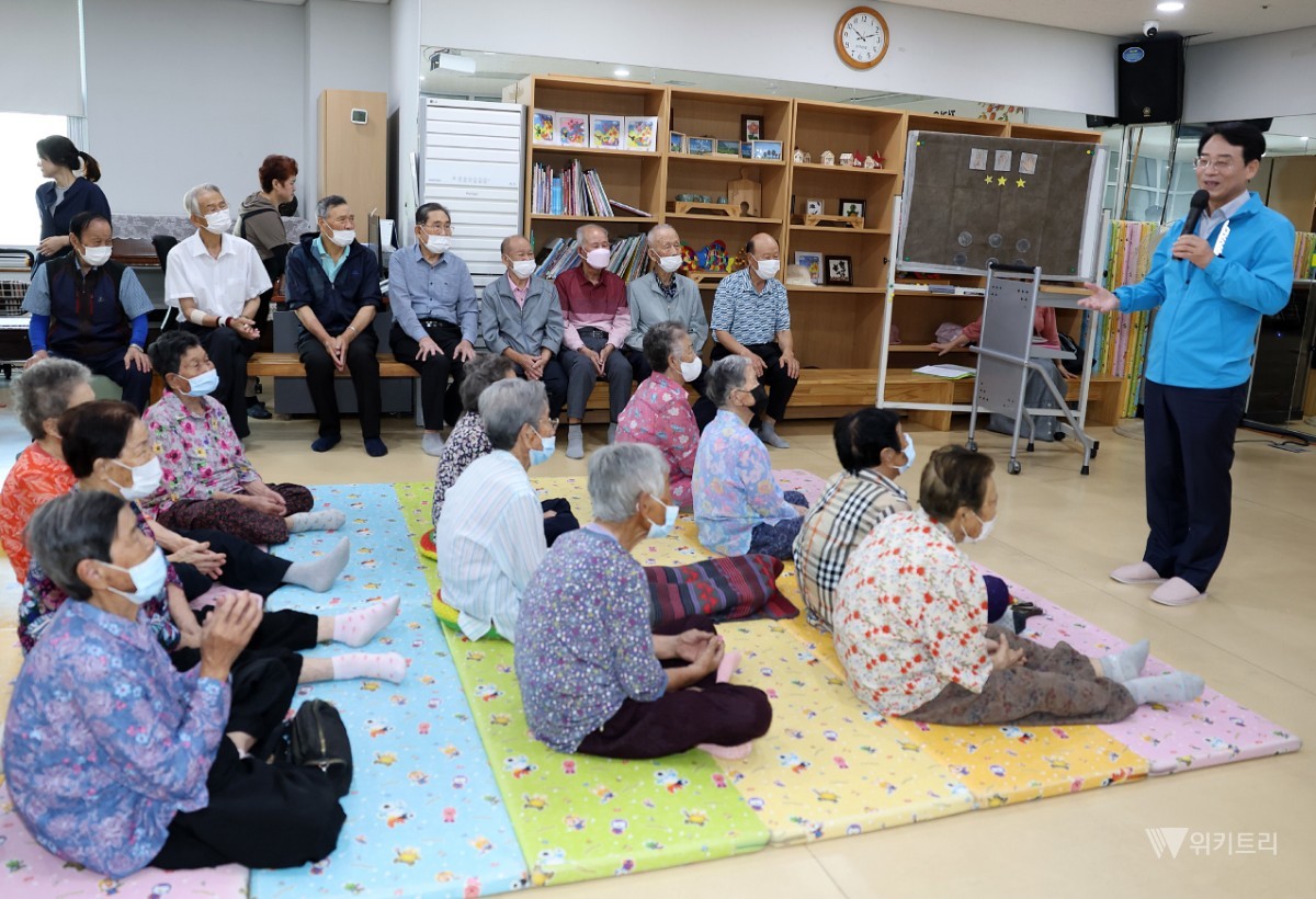 강진원 강진군수가 추석명절을 앞두고 복지현장을 방문해 어르신의 안부를 살피고 있다. / 강진군