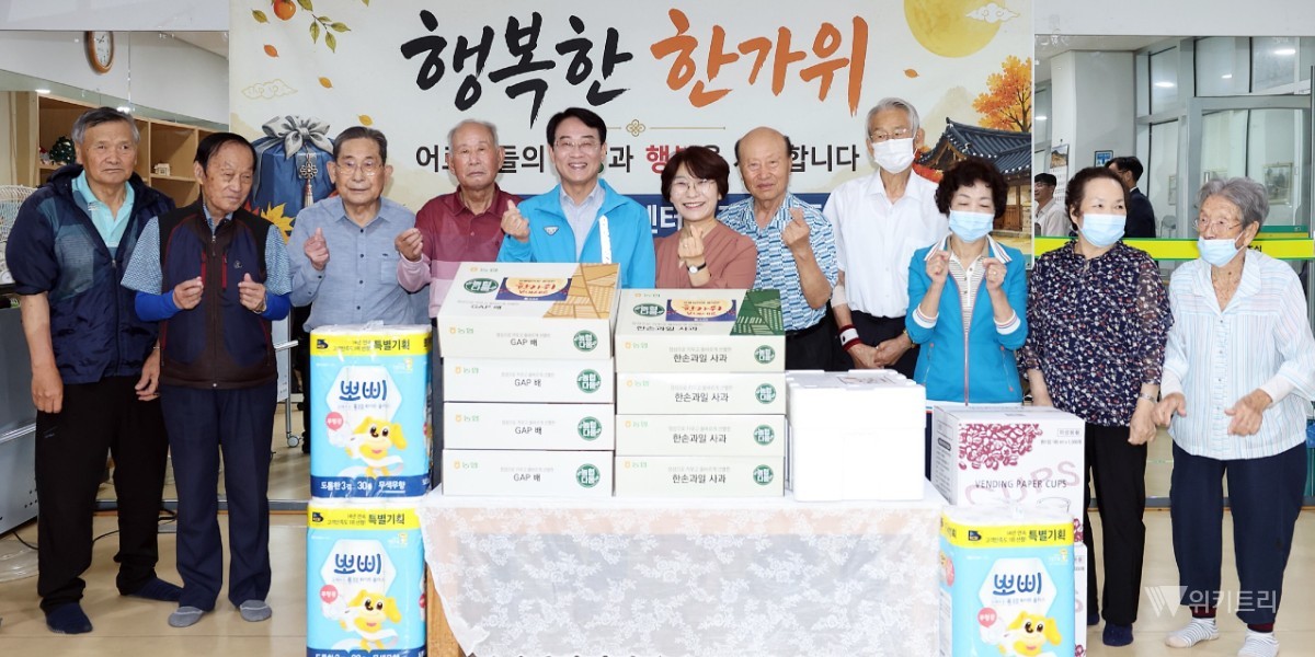 강진원 강진군수가 추석명절을 앞두고 복지현장을 방문해 어르신의 안부를 살피고 있다. / 강진군