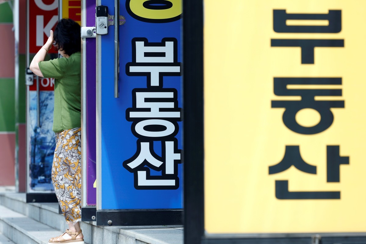 서울시 송파구의 대단지 아파트 상가 부동산에서 상담을 마친 시민이 밖으로 나오고 있다 / 뉴스1