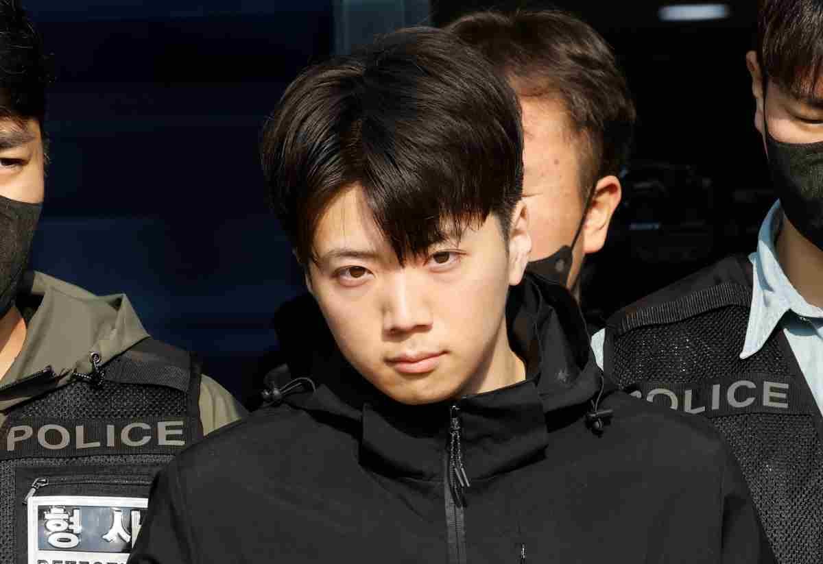 광주 도심에서 일면식도 없는 10대 여고생을 살해한 장윤기 씨가 지난 5월 광주 서부경찰서에서 검찰로 송치되고 있다. / 뉴스1
