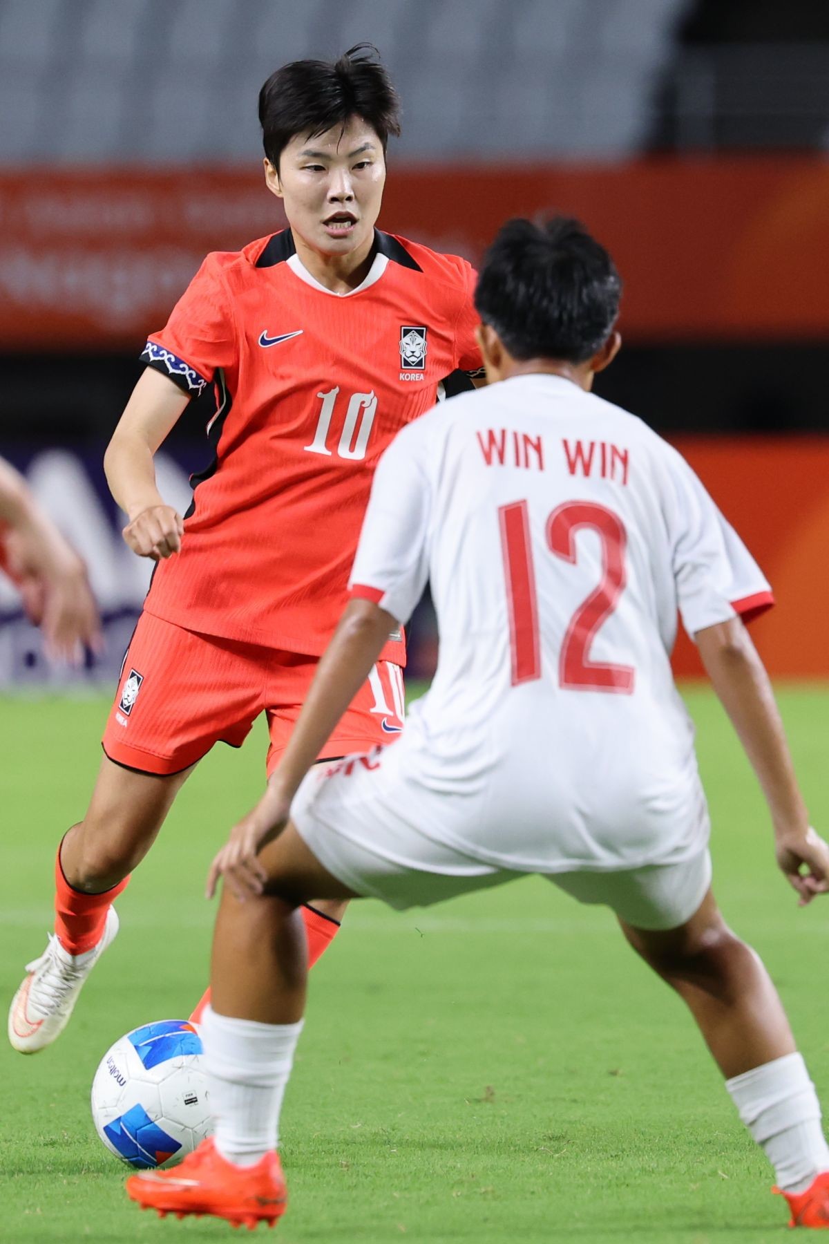 14일 오후 일본 오사카 나가이스타디움에서 열린 2026 아이치·나고야 아시안게임 여자축구 예선 F조 대한민국과 미얀마의 경기, 대한민국 지소연이 드리블을 하고 있다. / 뉴스1